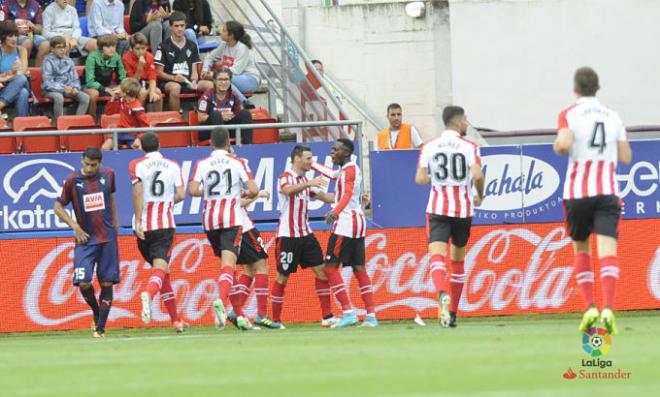 Los jugadores del Athletic celebran el gol de Aduriz.