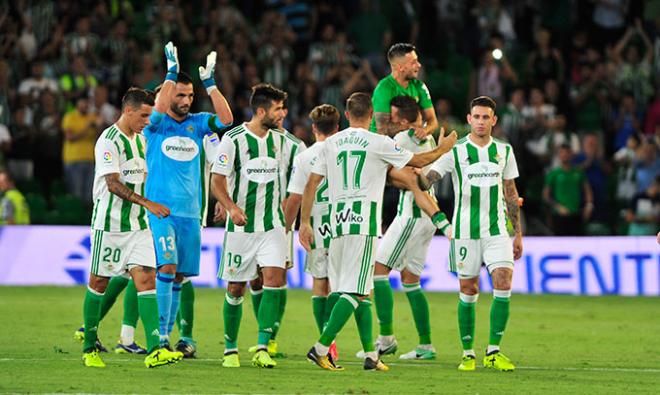 Los jugadores del Betis celebran el triunfo ante el Celta.