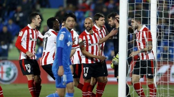 Herrerín celebra el penalti parado a Molina.