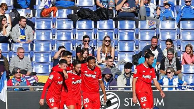 Los jugadores del Sevilla celebran el 0-2.