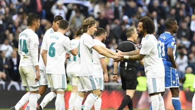 Los blancos celebran el gol de Modric.