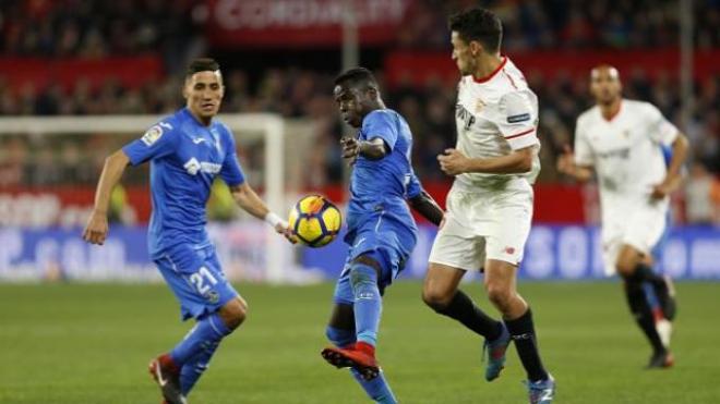 Amath y Navas pugnan por un balón.