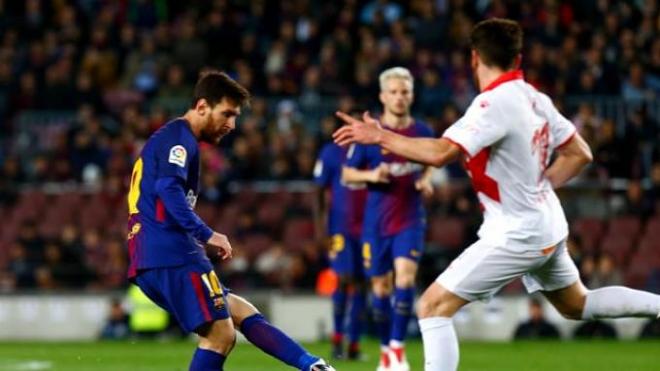 Messi dispara sobre la portería de Pacheco.