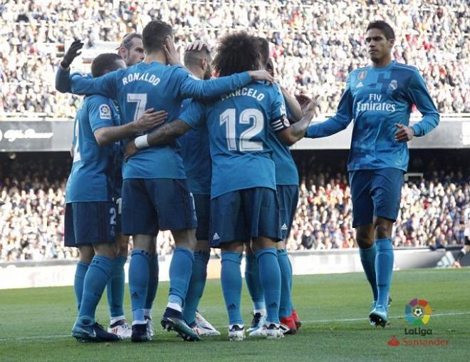 Los jugadores del Real Madrid celebran un gol ante el Valencia.