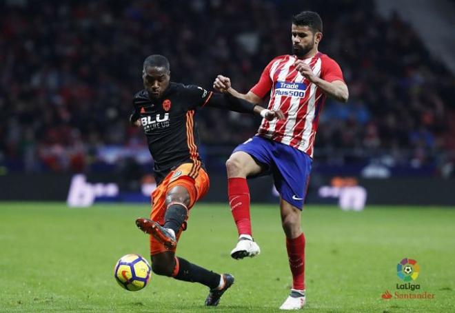 Diego Costa y Kondogbia pugnan por un balón en el Atlético-Valencia.