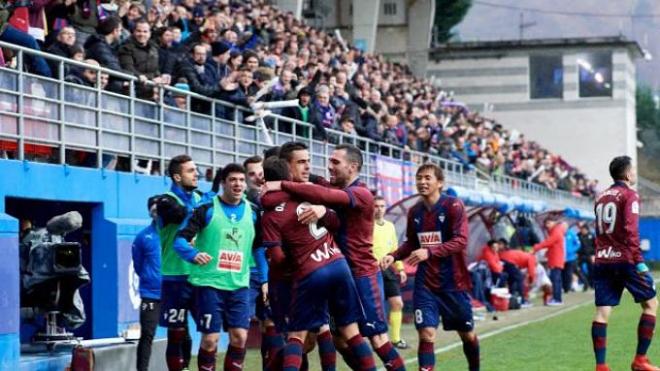 Los jugadores del Eibar celebran uno de los goles.