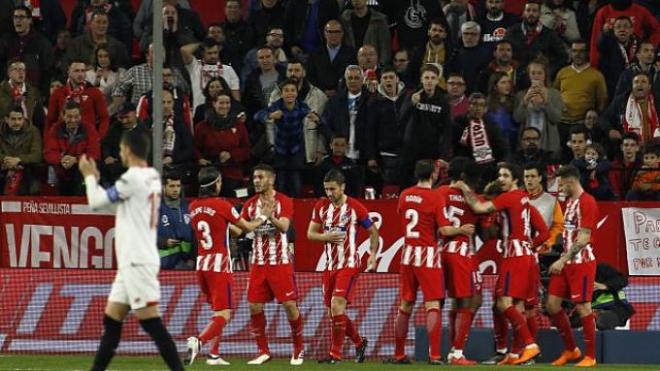 Los jugadores del Atlético celebran el 0-1.