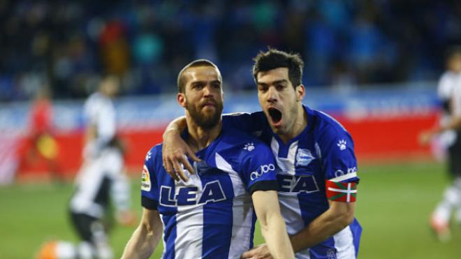 Manu García y Laguardia celebran el gol.