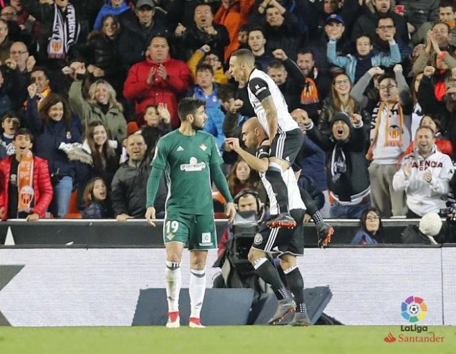 Zaza y Rodrigo celebran el gol del italiano al Betis.