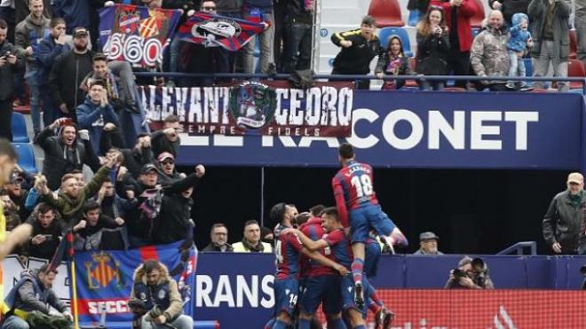 Celebración del gol de Morales.