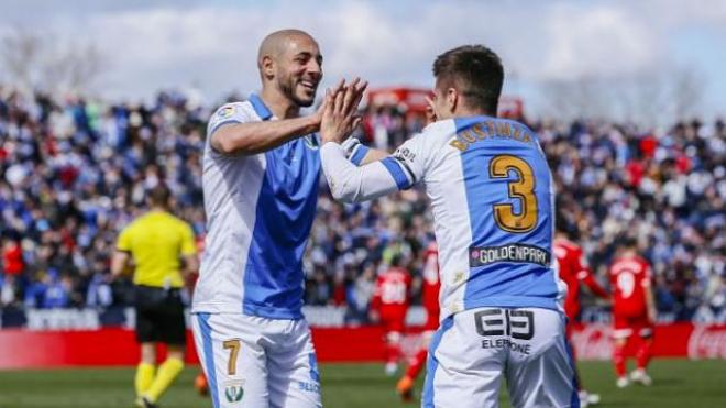 Bustinza y Amrabat celebran el 1-0.