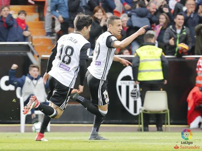 Rodrigo celebra su gol al Alavés en Mestalla.