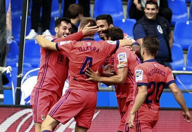 Los jugadores de la Real Sociedad celebran uno de los goles de Illarramendi en Riazor.