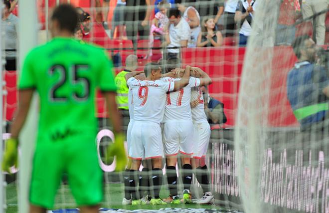 Los futbolistas del Sevilla celebran el gol de Ganso.