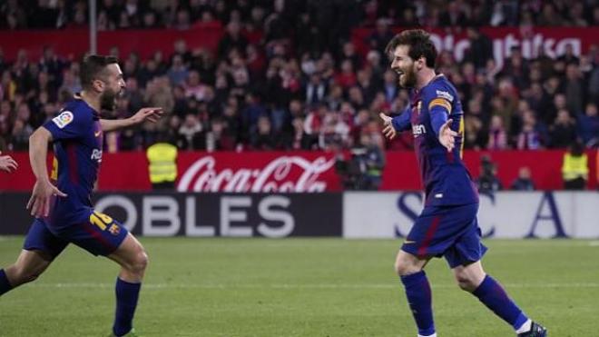 Alba y Messi celebran el 2-2 del argentino.