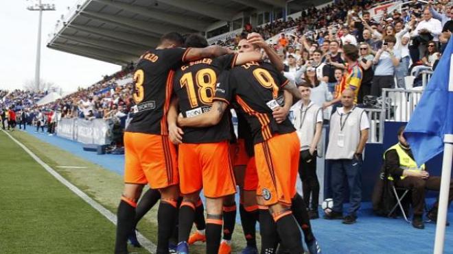 Los jugadores del Valencia celebran el gol de Rodrigo.