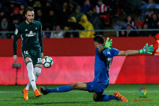 Loren, en la jugada de su gol en el Girona-Betis.