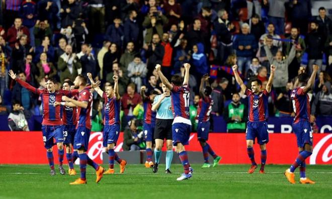 Los jugadores del Levante celebran el triunfo ante el Málaga.