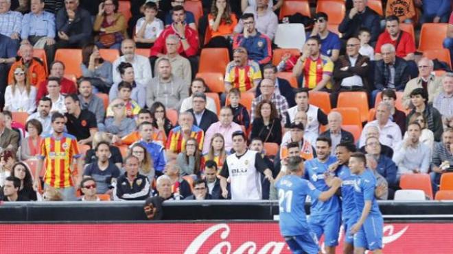 Los futbolistas azulones celebran el primer tanto.