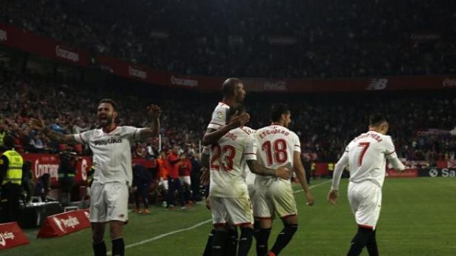 Los jugadores del Sevilla celebran el 3-0.