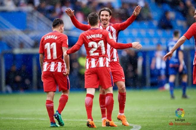 Gameiro celebra su gol al Alavés.