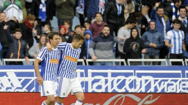 Oyarzabal y Canales se abrazan tras el segundo gol.