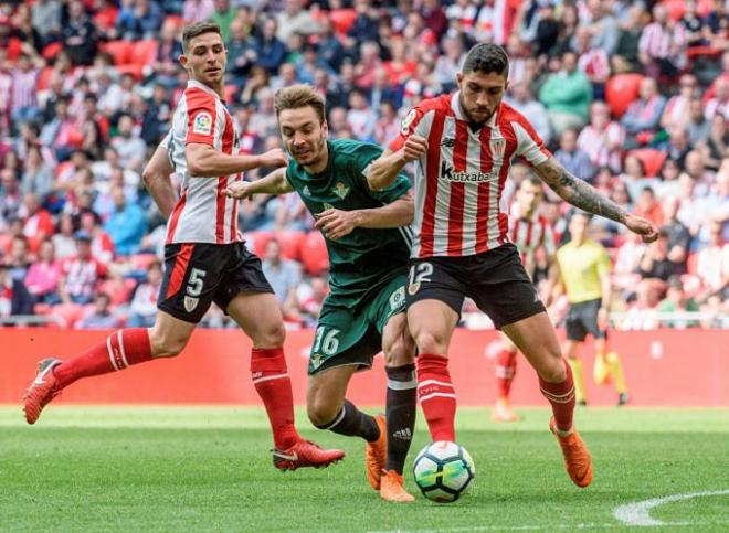 Loren y Núñez pugnan por el balón en el Athletic-Betis (0-2).