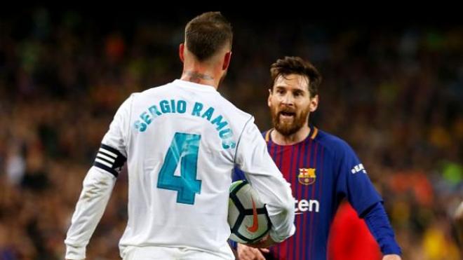 Messi y Ramos discuten en un lance del partido.