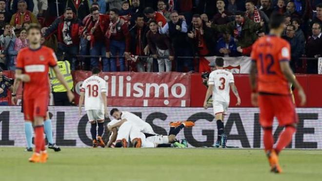 Los jugadores del Sevilla celebran el 1-0.