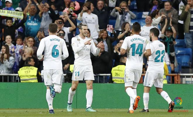 Bale celebra el segundo tanto en el Santiago Bernabéu.