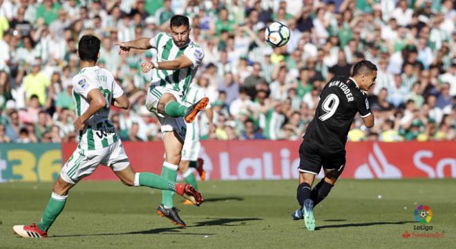 Amat despeja ante la presión de Ben Yedder.