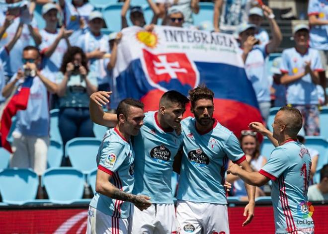 Los jugadores del Celta celebran uno de los goles al Levante.