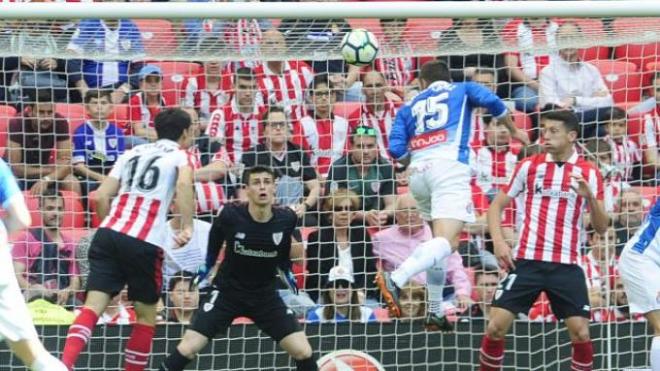 David López remata a portería el 0-1.