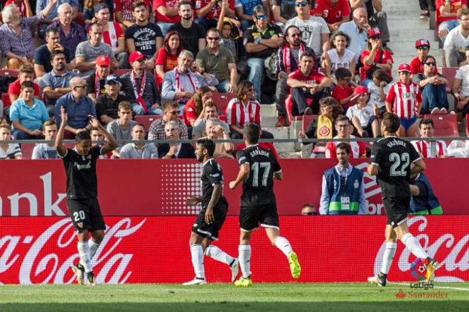 Los jugadores del Sevilla festejan el gol de Muriel.