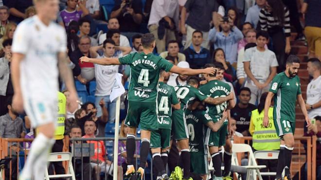 Los jugadores del Betis celebran en el Bernabéu su última victoria lejos del Villamarín.