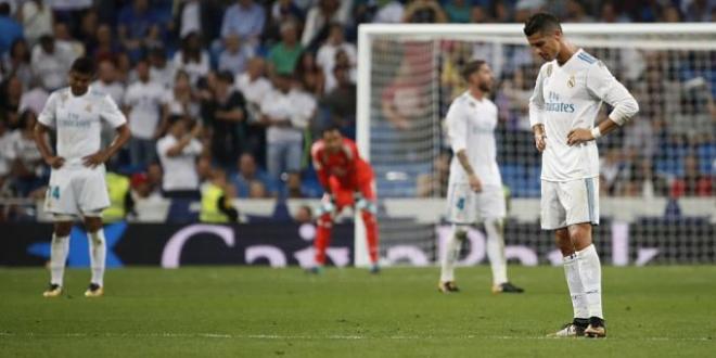 Imagen de frustración de los jugadores blancos tras el gol de Sanabria.