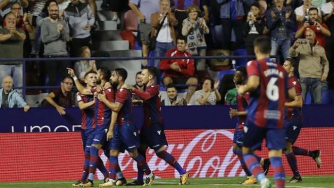 Los jugadores del Levante celebran el 2-0.