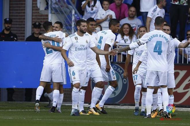 Los jugadores del Real Madrid felicitan a Ceballos por sus goles ante el Alavés.