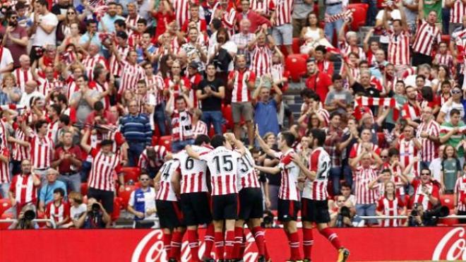 Los jugadores del Athletic celebran el gol de Vesga.