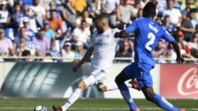 Benzema bate a Guaita en la acción del 0-1.