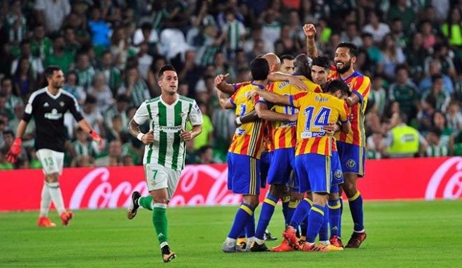 Los jugadores del Valencia celebran un gol en el Villamarín.