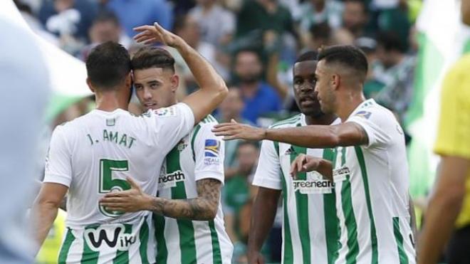 Los jugadores celebran el gol de Sanabria.