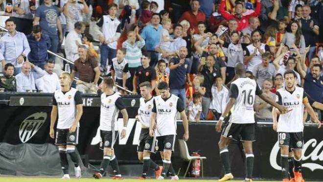 Los jugadores del Valencia celebran el 1-0.