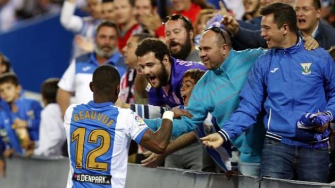 Beauvue celebró el gol con los aficionados locales.