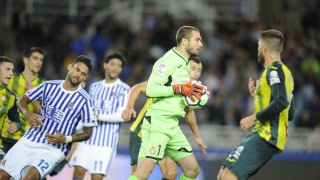 Pau López se hace con el balón.