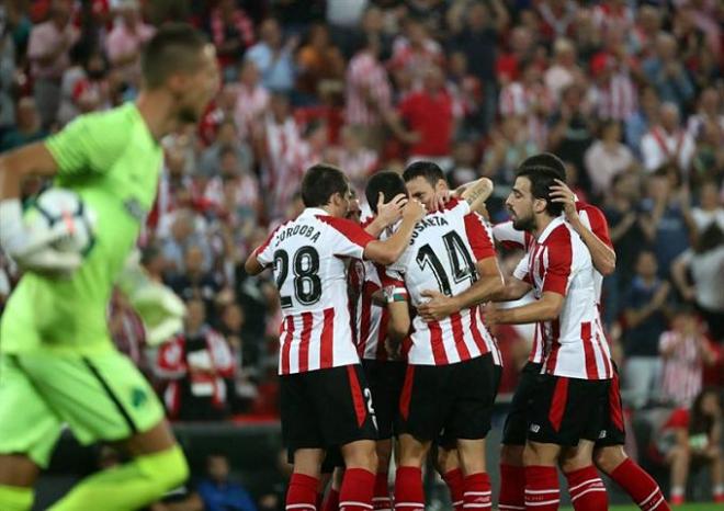 Los jugadores del Athletic celebran el gol.