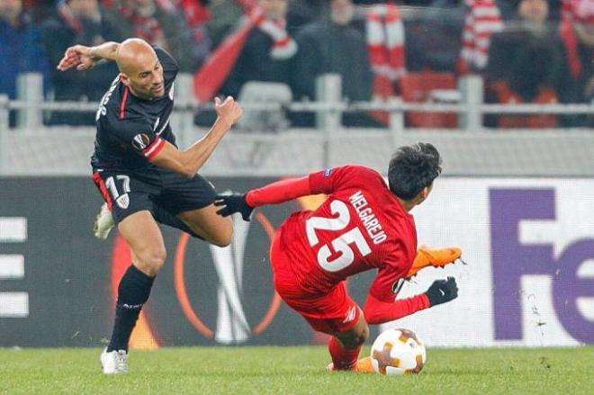 Mikel Rico, autor de un gol, en disputa con Melgarejo.