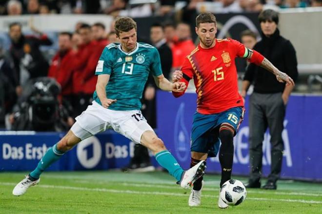 Sergio Ramos y Müller pugnan por el balón.