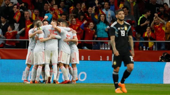 Los jugadores de España se abrazan ante la desesperación argentina.