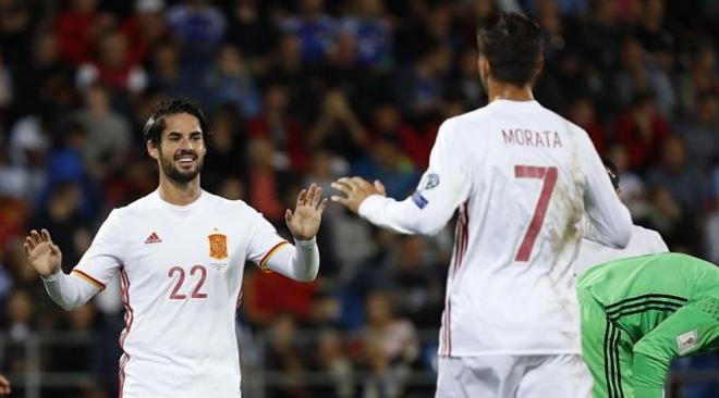 Isco y Morata celebran uno de los goles de España a Liechtenstein.